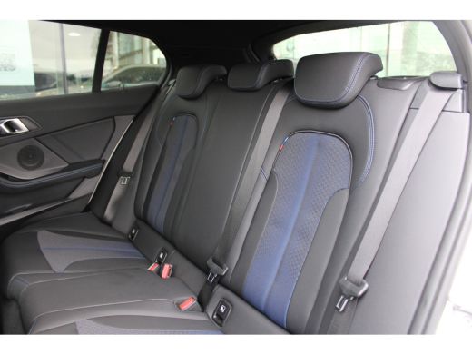 BMW 1 Serie 118i M Sport Automaat / Sportstoelen / LED / M Sportonderstel / Live Cockpit Professional / Cruis... ActivLease financial lease