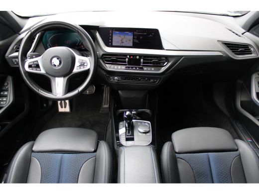 BMW 1 Serie 118i M Sport Automaat / Sportstoelen / LED / M Sportonderstel / Live Cockpit Professional / Cruis... ActivLease financial lease