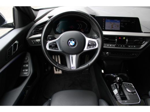 BMW 1 Serie 118i M Sport Automaat / Sportstoelen / LED / M Sportonderstel / Live Cockpit Professional / Cruis... ActivLease financial lease