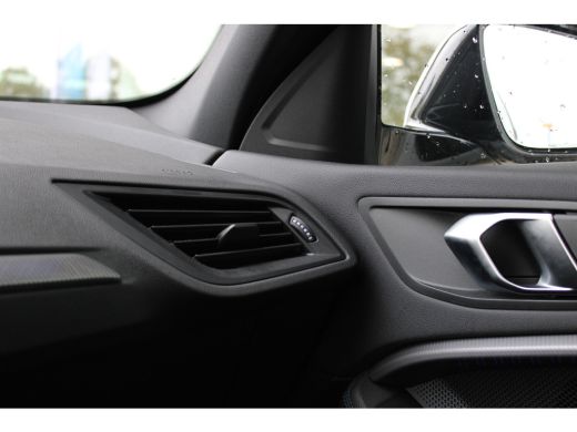 BMW 1 Serie 118i M Sport Automaat / Sportstoelen / LED / M Sportonderstel / Live Cockpit Professional / Cruis... ActivLease financial lease