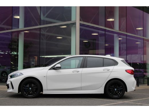 BMW 1 Serie 118i M Sport Automaat / Sportstoelen / LED / M Sportonderstel / Live Cockpit Professional / Cruis... ActivLease financial lease