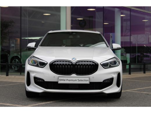 BMW 1 Serie 118i M Sport Automaat / Sportstoelen / LED / M Sportonderstel / Live Cockpit Professional / Cruis... ActivLease financial lease