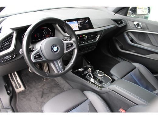 BMW 1 Serie 118i M Sport Automaat / Sportstoelen / LED / M Sportonderstel / Live Cockpit Professional / Cruis... ActivLease financial lease