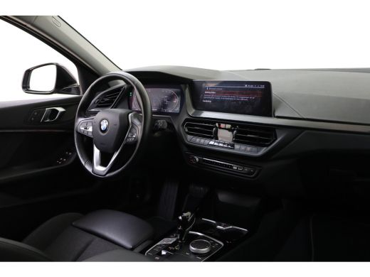 BMW 1 Serie 118i Sport Line Automaat / Sportstoelen / Achteruitrijcamera / LED / Cruise Control / Live Cockpi... ActivLease financial lease