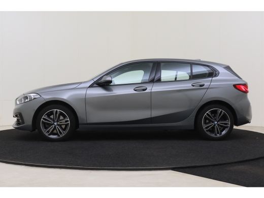 BMW 1 Serie 118i Sport Line Automaat / Sportstoelen / Achteruitrijcamera / LED / Cruise Control / Live Cockpi... ActivLease financial lease