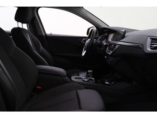 BMW 1 Serie 118i Sport Line Automaat / Sportstoelen / Achteruitrijcamera / LED / Cruise Control / Live Cockpi... ActivLease financial lease