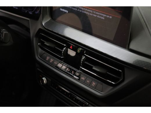 BMW 1 Serie 118i Sport Line Automaat / Sportstoelen / Achteruitrijcamera / LED / Cruise Control / Live Cockpi... ActivLease financial lease