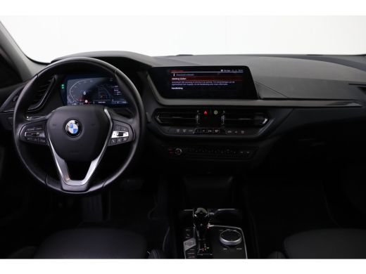 BMW 1 Serie 118i Sport Line Automaat / Sportstoelen / Achteruitrijcamera / LED / Cruise Control / Live Cockpi... ActivLease financial lease