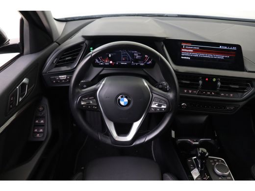BMW 1 Serie 118i Sport Line Automaat / Sportstoelen / Achteruitrijcamera / LED / Cruise Control / Live Cockpi... ActivLease financial lease