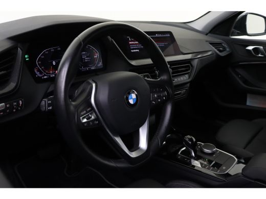 BMW 1 Serie 118i Sport Line Automaat / Sportstoelen / Achteruitrijcamera / LED / Cruise Control / Live Cockpi... ActivLease financial lease