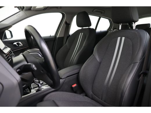 BMW 1 Serie 118i Sport Line Automaat / Sportstoelen / Achteruitrijcamera / LED / Cruise Control / Live Cockpi... ActivLease financial lease