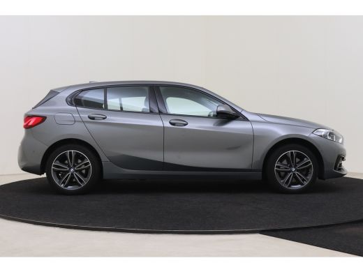 BMW 1 Serie 118i Sport Line Automaat / Sportstoelen / Achteruitrijcamera / LED / Cruise Control / Live Cockpi... ActivLease financial lease