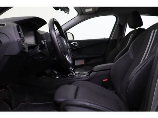 BMW 1 Serie 118i Sport Line Automaat / Sportstoelen / Achteruitrijcamera / LED / Cruise Control / Live Cockpi... ActivLease financial lease