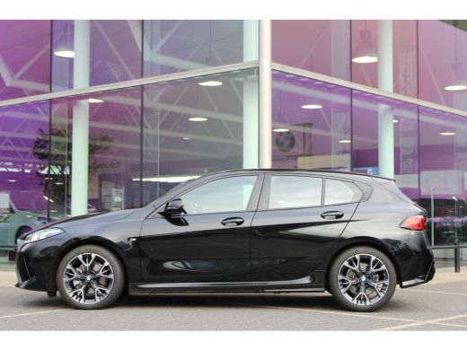 BMW 1 Serie 120 M Sport Automaat / Sportstoelen / M Adaptief onderstel / Comfort Access / Adaptieve LED / Par... ActivLease financial lease