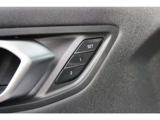 BMW 1 Serie 120 M Sport Automaat / Sportstoelen / M Adaptief onderstel / Comfort Access / Adaptieve LED / Par... ActivLease financial lease