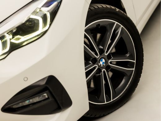 BMW 2 Serie Gran Coupé 218i Sport Automaat (APPLE CARPLAY, M STUUR, GROOT NAVI, LEDER, SFEERVERLICHTING, SPOR... ActivLease financial lease