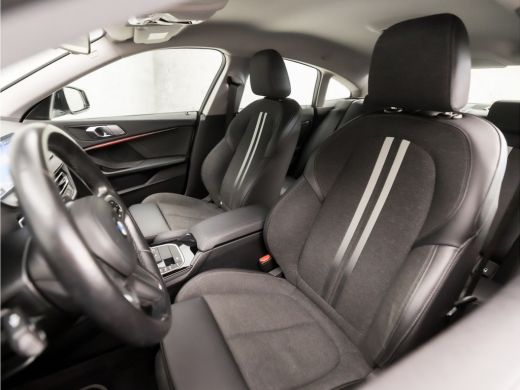 BMW 2 Serie Gran Coupé 218i Sport Automaat (APPLE CARPLAY, M STUUR, GROOT NAVI, LEDER, SFEERVERLICHTING, SPOR... ActivLease financial lease