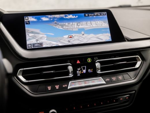 BMW 2 Serie Gran Coupé 218i Sport Automaat (APPLE CARPLAY, M STUUR, GROOT NAVI, LEDER, SFEERVERLICHTING, SPOR... ActivLease financial lease