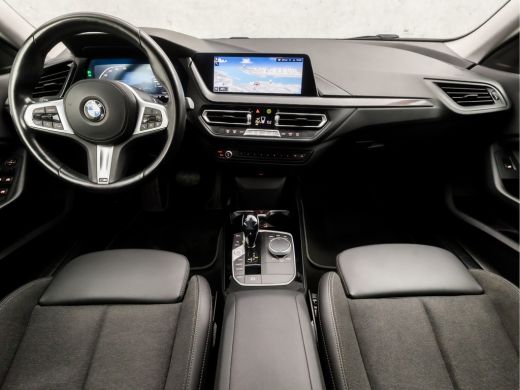 BMW 2 Serie Gran Coupé 218i Sport Automaat (APPLE CARPLAY, M STUUR, GROOT NAVI, LEDER, SFEERVERLICHTING, SPOR... ActivLease financial lease
