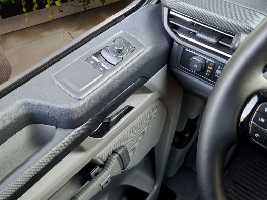 Ford E-Transit Custom 340 L2H1 Limited 65 kWh 218PK Trekhaak inklapbaar | 2300KG Trekgewicht | Camera | Ford App ActivLease financial lease