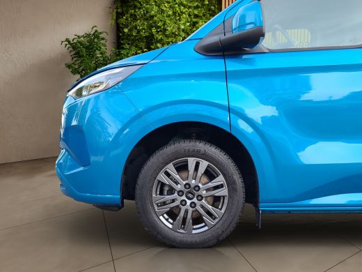 Ford E-Transit Custom 340 L2H1 Limited 65 kWh 218PK Trekhaak inklapbaar | 2300KG Trekgewicht | Camera | Ford App ActivLease financial lease