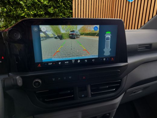 Ford E-Transit Custom E-Transit Custom 340 L2H1 Limited 65 kWh 218PK | Trekhaak inklapbaar | Adaptieve cruise | 17" Lic... ActivLease financial lease