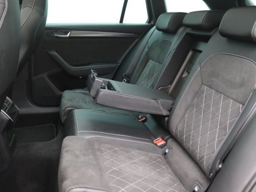 Skoda Superb Combi 1.4 TSI iV Sportline Business 218PK DSG Pano-Schuifdak, Trekhaak, Matrix-LED Verlichting, N... ActivLease financial lease