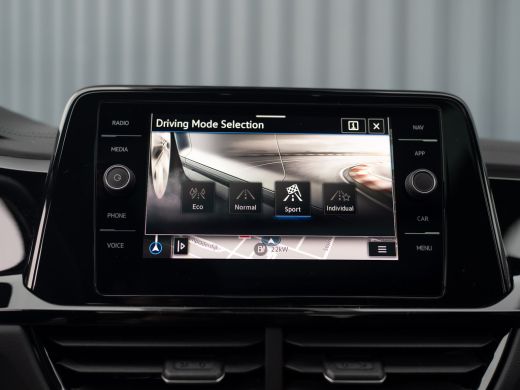 Volkswagen T-Roc 1.5 TSI R-Line Business | Panodak | Beats | Keyless | Trekhaak afnb | IQ Light | Side Assist | Pr... ActivLease financial lease