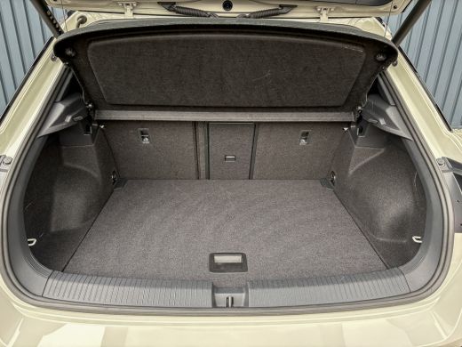 Volkswagen T-Roc 1.5 TSI R-Line Business | Panodak | Beats | Keyless | Trekhaak afnb | IQ Light | Side Assist | Pr... ActivLease financial lease