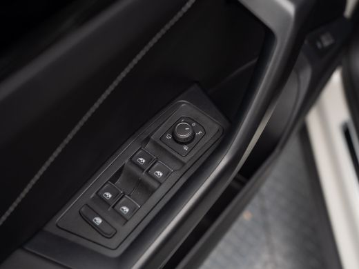 Volkswagen T-Roc 1.5 TSI R-Line Business | Panodak | Beats | Keyless | Trekhaak afnb | IQ Light | Side Assist | Pr... ActivLease financial lease