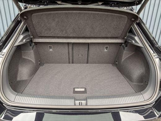 Volkswagen T-Roc 1.5 TSI R-Line | Panodak | Keyless | Side Assist | Elk. A-klep | IQ Light | Camera | Prijs Rijkla... ActivLease financial lease