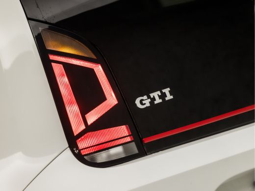 Volkswagen up! 1.0 TSI GTI (STOELVERWARMING, BLUETOOTH, SFEERVERLICHTING, GETINT GLAS, SPORTSTOELEN, LM VELGEN, ... ActivLease financial lease