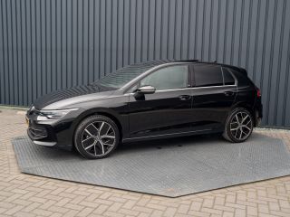 Volkswagen Golf 1.5 eTSI 50 Edition | Panodak | Head Up | Stoelgeheugen | Trekhaak Elk. Wegkl. | Harman/ Kardon |...