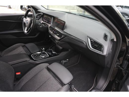 BMW 1 Serie 118i Sport Line Automaat / Sportstoelen / Achteruitrijcamera / LED / Cruise Control / Live Cockpi... ActivLease financial lease