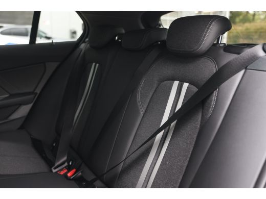 BMW 1 Serie 118i Sport Line Automaat / Sportstoelen / Achteruitrijcamera / LED / Cruise Control / Live Cockpi... ActivLease financial lease