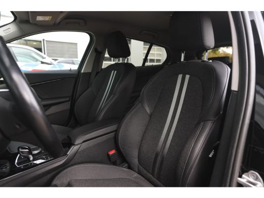 BMW 1 Serie 118i Sport Line Automaat / Sportstoelen / Achteruitrijcamera / LED / Cruise Control / Live Cockpi... ActivLease financial lease