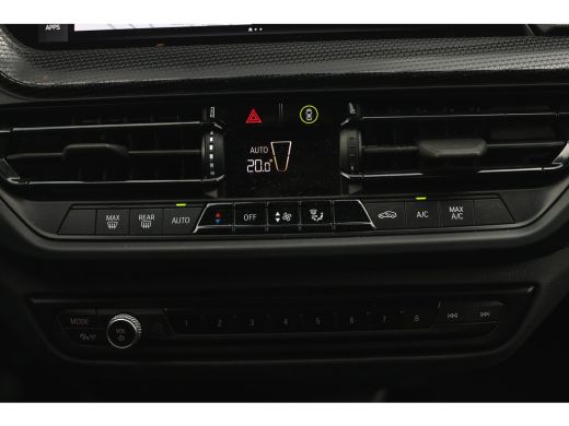 BMW 1 Serie 118i Sport Line Automaat / Sportstoelen / Achteruitrijcamera / LED / Cruise Control / Live Cockpi... ActivLease financial lease