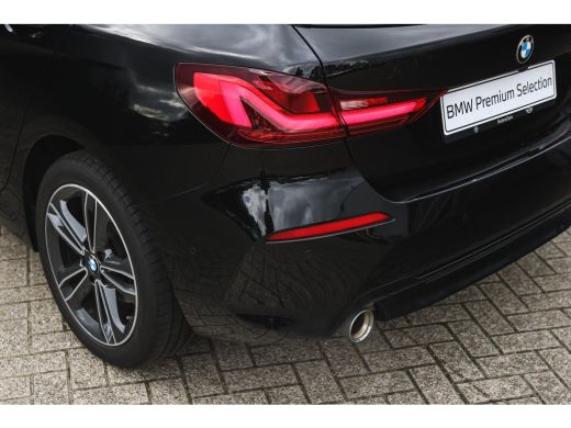 BMW 1 Serie 118i Sport Line Automaat / Sportstoelen / Achteruitrijcamera / LED / Cruise Control / Live Cockpi... ActivLease financial lease