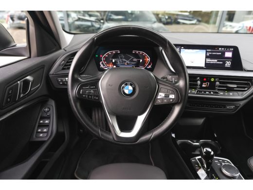 BMW 1 Serie 118i Sport Line Automaat / Sportstoelen / Achteruitrijcamera / LED / Cruise Control / Live Cockpi... ActivLease financial lease