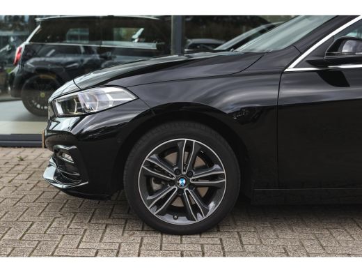 BMW 1 Serie 118i Sport Line Automaat / Sportstoelen / Achteruitrijcamera / LED / Cruise Control / Live Cockpi... ActivLease financial lease