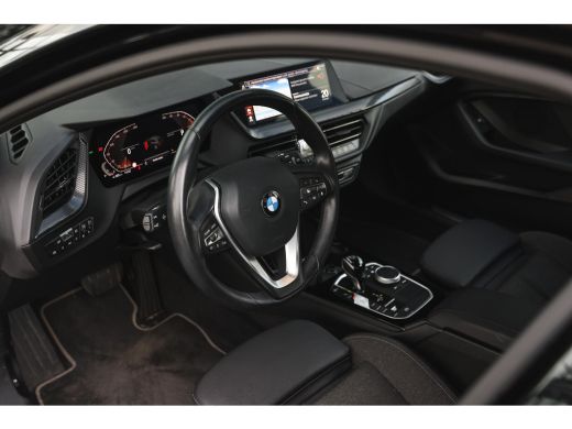 BMW 1 Serie 118i Sport Line Automaat / Sportstoelen / Achteruitrijcamera / LED / Live Cockpit Professional / ... ActivLease financial lease