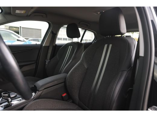 BMW 1 Serie 118i Sport Line Automaat / Sportstoelen / Achteruitrijcamera / LED / Live Cockpit Professional / ... ActivLease financial lease