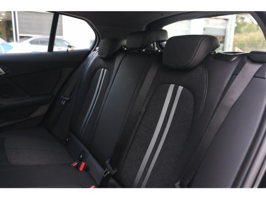 BMW 1 Serie 118i Sport Line Automaat / Sportstoelen / Achteruitrijcamera / LED / Live Cockpit Professional / ... ActivLease financial lease
