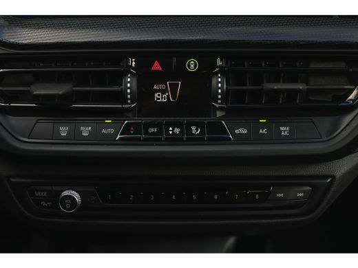 BMW 1 Serie 118i Sport Line Automaat / Sportstoelen / Achteruitrijcamera / LED / Live Cockpit Professional / ... ActivLease financial lease