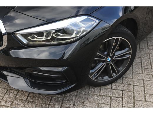 BMW 1 Serie 118i Sport Line Automaat / Sportstoelen / Achteruitrijcamera / LED / Live Cockpit Professional / ... ActivLease financial lease