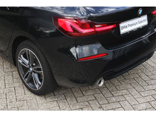 BMW 1 Serie 118i Sport Line Automaat / Sportstoelen / Achteruitrijcamera / LED / Live Cockpit Professional / ... ActivLease financial lease