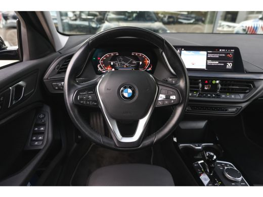 BMW 1 Serie 118i Sport Line Automaat / Sportstoelen / Achteruitrijcamera / LED / Live Cockpit Professional / ... ActivLease financial lease