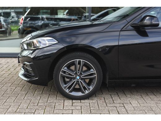BMW 1 Serie 118i Sport Line Automaat / Sportstoelen / Achteruitrijcamera / LED / Live Cockpit Professional / ... ActivLease financial lease