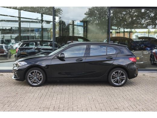 BMW 1 Serie 118i Sport Line Automaat / Sportstoelen / Achteruitrijcamera / LED / Live Cockpit Professional / ... ActivLease financial lease