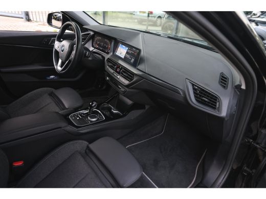 BMW 1 Serie 118i Sport Line Automaat / Sportstoelen / Achteruitrijcamera / LED / Live Cockpit Professional / ... ActivLease financial lease